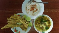 Kalau ingin makan siang yang murah meriah dengan harga Rp 15.000-an bisa menikmati semangkuk hangat soto ceker. Salah satu gerainya bernama Soto Lamongan Ceker Jumbo berlokasi di Kalibata, Jakarta Selatan. Sesuai namanya, ceker ayam yang disajikan berukuran jumbo, namun tetap empuk. Foto: Google Review/Antoes Asmoriman