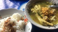 Buat foodies yang berada di Jakarta Timur, warung makan Soto Ayam Ceker Cak Cholik bisa dikunjungi saat lapar melanda. Ada seporsi soto ayam ceker dengan harga mulai dari Rp 12.000-an yang bisa memuaskan selera. Foto: Google Review/Erien Putra