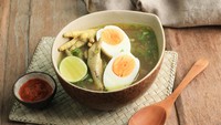 Rumah makan bernama Soto Ayam Ambengan Cak Sikin yang berlokasi di kawasan Gambir, Jakarta Pusat bisa kamu kunjungi kalau ingin mencicipi lezatnya soto ceker. Seporsi soto ceker dengan potongan besar dan ayam suwir melimpah bisa kamu nikmati dengan harga Rp 15.000-an. Foto: iStock