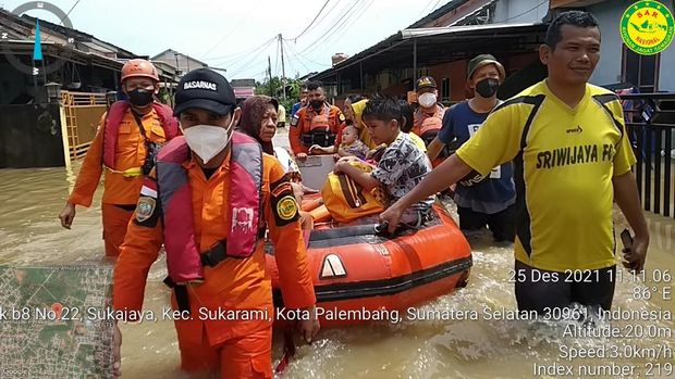Tim SAR evakuasi warga terdampak banjir di Palembang, Sumsel.