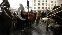 Pekerja seni seperti pemain kabaret, teater dan pekerja bioskop saat berunjukrasa menolak penutupan tempat hiburan di Brussel, Minggu (26/12). Penutupan tempat hiburan membuat mereka kehilangan penghasilan.