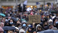 Pendemo membawa poster bertuliskan Siapa yang Membayar Uang Sewa Saya? dalam demonstrasi di Ibu Kota Brussel, Belgia (26/12). Pekerja seni kehilangan pendapatan karena tempat hiburan ditutup oleh pemerintah terkait varian Omicron.