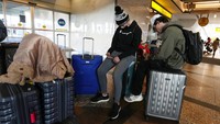 Secara global, data FlightAware menunjukkan bahwa lebih dari 2.700 penerbangan dibatalkan pada hari Sabtu dan 7.049 lainnya ditunda. AP/David Zalubowski