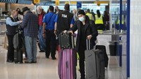 Pembatalan hampir 1.000 penerbangan terjadi pada hari Sabtu (25/12) lalu. Menurut penghitungan di situs pelacakan penerbangan FlightAware.com, sebanyak 957 penerbangan pada Hari Natal di AS, termasuk penerbangan domestik dan ke dalam atau ke luar negeri, dibatalkan. AP/David Zalubowski