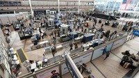 Di antara bandara AS yang paling terkena dampak adalah Hartsfield-Jackson International Atlanta, Newark Liberty International New Jersey, Los Angeles International dan JFK International New York. Enam dari 10 bandara global yang paling terkena pembatalan adalah China. AP/David Zalubowski