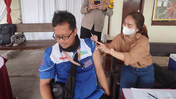 Warga yang terjaring razia lalu lintas dan belum vaksin langsung disuntik di Bogor (Rizky-detikcom)