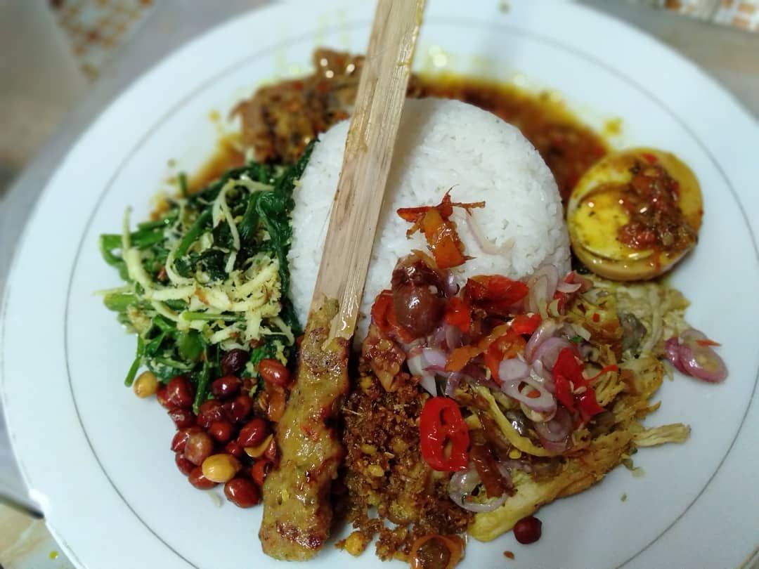 5 Nasi Campur Bali Halal Isi Ayam yang Terkenal Enak, Cobain Yuk!