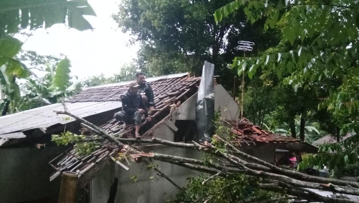 8 rumah dan satu masjid rusak diterjang puting beliung
