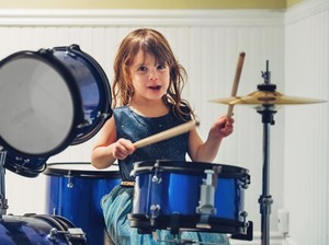 Alat Musik Ritmis Adalah? Pengertian, Fungsi, Contoh dan Cara Memainkannya