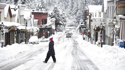 California Memutih Akibat Badai Salju