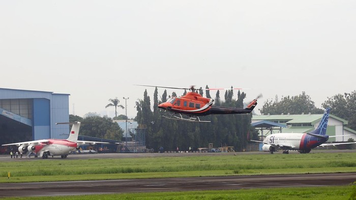 BANDARA PONDOK CABE PENGGANTI SEMENTARA BANDARA HALIM Sebuah helikopter bersiap lepas landas di Bandara Pondok Cabe, Pamulang, Tangerang Selatan, Banten, Selasa (28/12/2021). Kementerian Perhubungan melalui Dirjen Perhubungan Udara menunjuk Bandara Pondok Cabe dan Bandara Soekarno Hatta sebagai bandara pengganti selama dilakukannya revitalisasi Bandara Halim Perdana Kusuma. ANTARA FOTO/Muhammad Iqbal/tom.