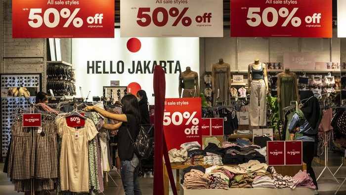 Pengunjung memilih pakaian yang dijual saat diskon akhir tahun di Kota Kasablanka, Jakarta, Selasa (28/12/2021). Sejumlah pusat perbelanjaan di Jakarta menawarkan diskon atau potongan harga barang hingga 70 persen pada akhir tahun 2021 yang bertujuan untuk meningkatkan daya beli masyarakat. ANTARA FOTO/Aprillio Akbar/tom.