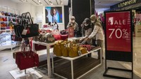 Pengunjung memilih tas yang dijual saat diskon akhir tahun. Sejumlah pusat perbelanjaan di Jakarta menawarkan diskon atau potongan harga barang hingga 70 persen pada akhir tahun 2021 yang bertujuan untuk meningkatkan daya beli masyarakat.