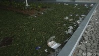 Kurangnya pengawasan dan ketidakdisiplinan warga yang berkunjung membuat sampah berserakan.