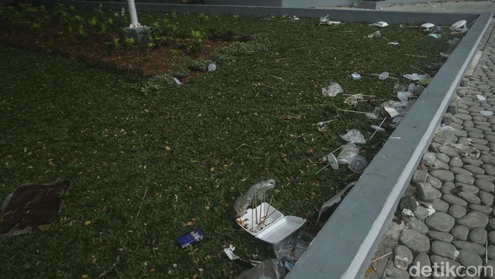 Baru Saja Dipercantik, Alun-alun Bekasi Banyak Sampah Wajah baru Alun-alun Bekasi, Jawa Barat, terlihat sangat nyaman usai dipercantik. Namun, banyak sampah di beberapa sudut.