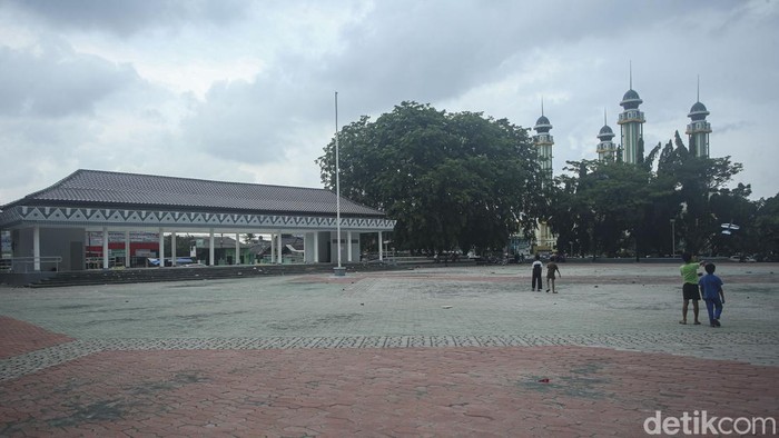Wajah baru Alun-alun Bekasi, Jawa Barat, terlihat sangat nyaman usai dipercantik. Namun, banyak sampah di beberapa sudut.