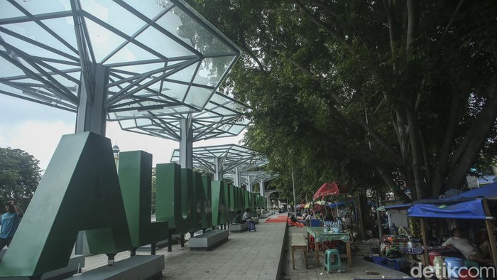 Wajah baru Alun-alun Bekasi, Jawa Barat, terlihat sangat nyaman usai dipercantik. Namun, banyak sampah di beberapa sudut.
