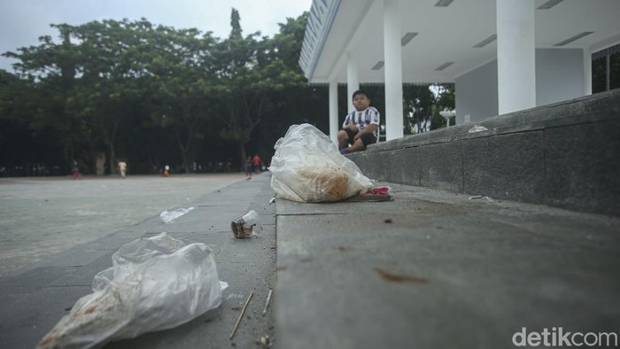 Baru Saja Dipercantik, Alun-alun Bekasi Banyak Sampah Wajah baru Alun-alun Bekasi, Jawa Barat, terlihat sangat nyaman usai dipercantik. Namun, banyak sampah di beberapa sudut.