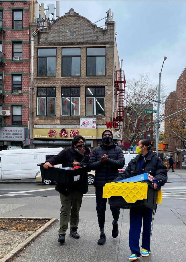 Bella Hadid menjadi sukarelawan untuk dua proyek amal, yakni Food Bank dan System of Service. Foto: Instagram/@bellahadid