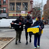 Bella Hadid menjadi sukarelawan untuk dua proyek amal, yakni Food Bank dan System of Service. Foto: Instagram/@bellahadid