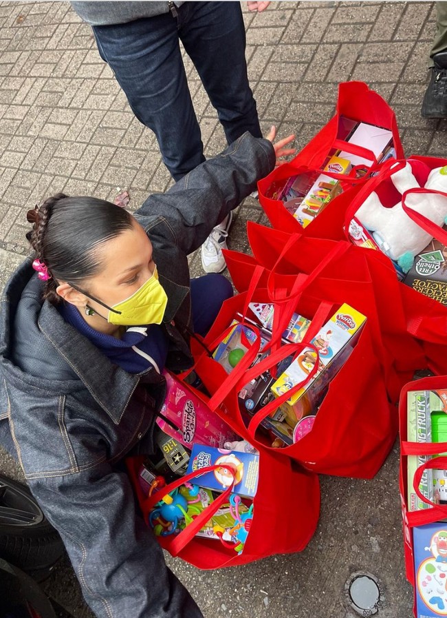 Aksi sosialnya yang pertama jelang akhir tahun ini adalah membagikan hadiah Natal untuk anak-anak dan keluarga kurang mampu di kawasan Manhattan dan Brooklyn. Foto: Instagram/@bellahadid