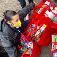 Aksi sosialnya yang pertama jelang akhir tahun ini adalah membagikan hadiah Natal untuk anak-anak dan keluarga kurang mampu di kawasan Manhattan dan Brooklyn. Foto: Instagram/@bellahadid