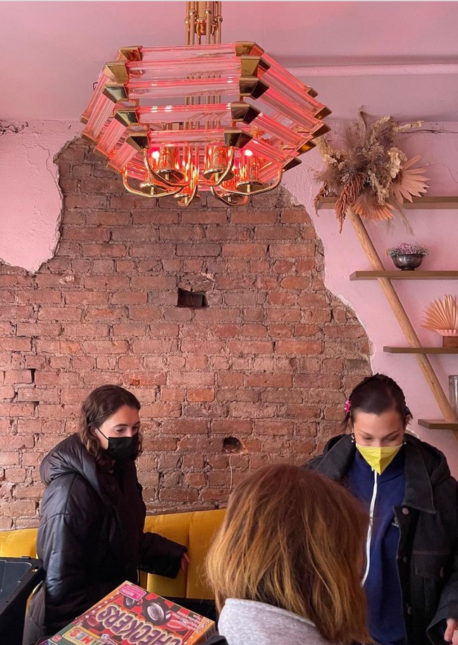 Bersama rekan-rekan sesama relawan, model 25 tahun ini berhasil membagikan tak kurang dari 250 hadiah hasil sumbangan para donatur. Foto: Instagram/@bellahadid