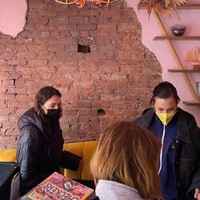 Bersama rekan-rekan sesama relawan, model 25 tahun ini berhasil membagikan tak kurang dari 250 hadiah hasil sumbangan para donatur. Foto: Instagram/@bellahadid