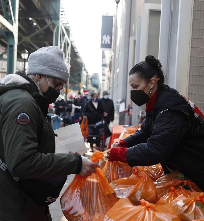 Bella Hadid juga menjadi relawan untuk Food Bank dengan membagikan sepaket makanan kepada warga sekitar. Foto: Instagram/@bellahadid
