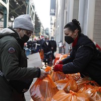 Bella Hadid juga menjadi relawan untuk Food Bank dengan membagikan sepaket makanan kepada warga sekitar. Foto: Instagram/@bellahadid
