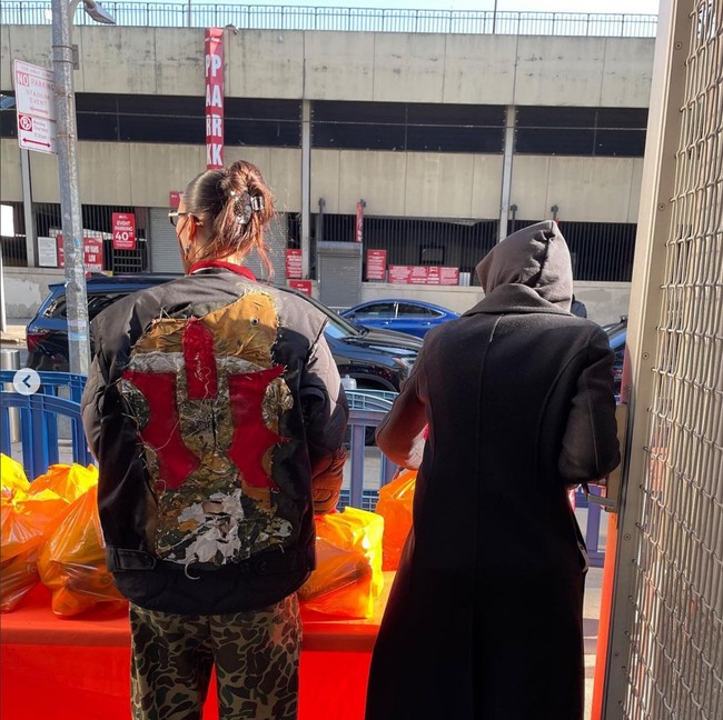 Aksi sosial Bella Hadid ini mendapat pujian dari netizen. Namun masih ada saja yang memandang sinis. Foto: Instagram/@bellahadid