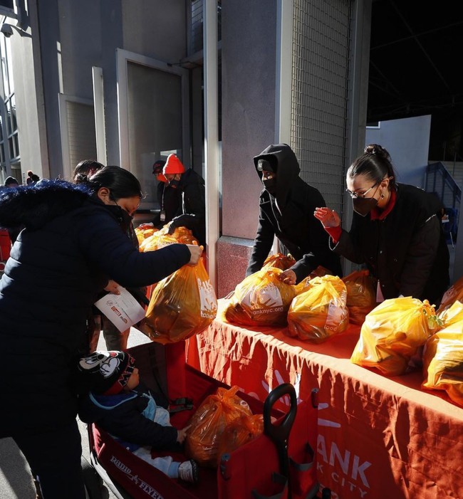 Selalu bangga padamu! Selamat Natal!,” puji netizen. Foto: Instagram/@bellahadid