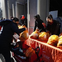 Selalu bangga padamu! Selamat Natal!,” puji netizen. Foto: Instagram/@bellahadid