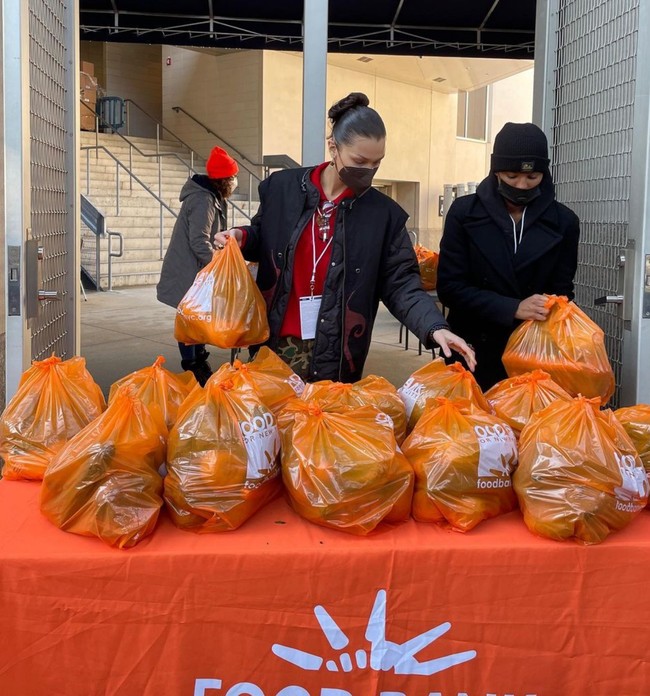 “Sesuatu yang memperlihatkan foto orang-orang kurang mampu tidak terlalu cocok untuk saya,” komentar netizen yang nyinyir. Foto: Instagram/@bellahadid