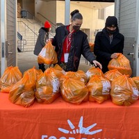 “Sesuatu yang memperlihatkan foto orang-orang kurang mampu tidak terlalu cocok untuk saya,” komentar netizen yang nyinyir. Foto: Instagram/@bellahadid