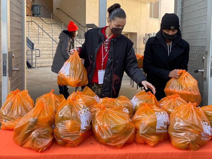 Aksi sosial Bella Hadid di momen Natal dan Tahun Baru.