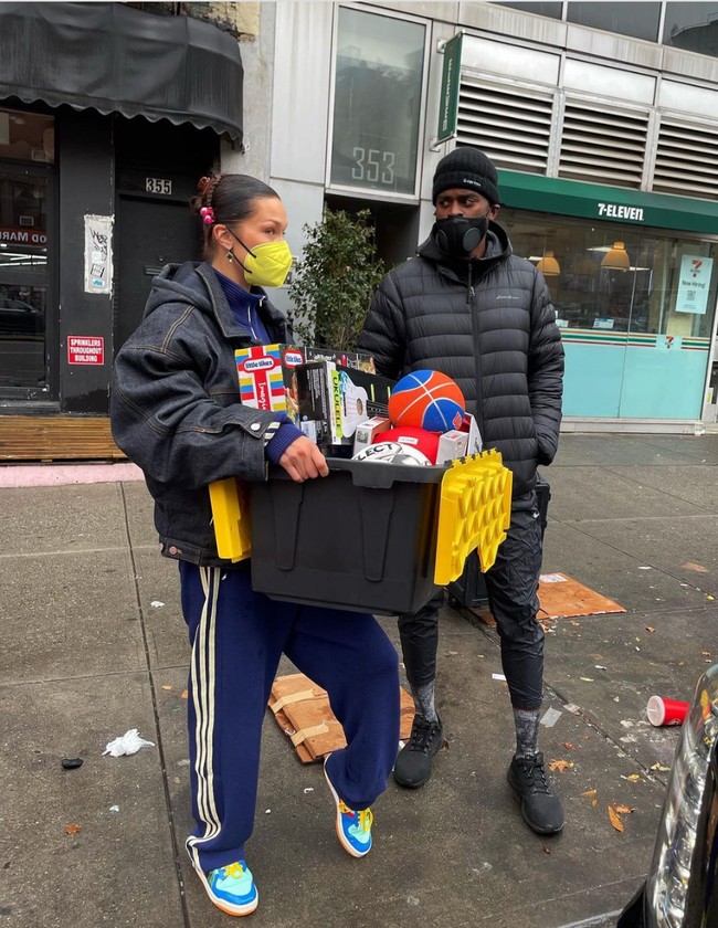 Seminggu terakhir ini Bella Hadid disibukkan dengan aksi sosial, membantu warga New York City yang kurang mampu agar mendapat sedikit kebahagiaan di momen Natal. Foto: Instagram/@bellahadid