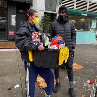 Seminggu terakhir ini Bella Hadid disibukkan dengan aksi sosial, membantu warga New York City yang kurang mampu agar mendapat sedikit kebahagiaan di momen Natal. Foto: Instagram/@bellahadid