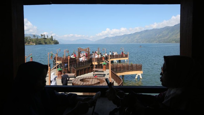 Berkunjung ke Dermaga Pante Menye yang Instagramable Wisatawan mengunjungi dermaga Pante Menye Danau Laut Tawar pada libur natal dan tahun baru di Kecamatan Bintang, Kabupaten Aceh Tengah, Aceh, Minggu (26/12/2021). Bangunan dermaga yang berbentuk perahu dan bermotifkan kerawang gayo yang menjulur ke arah danau menjadi destinasi bagi wisatawan untuk berswafoto. ANTARA FOTO / Irwansyah Putra/foc.