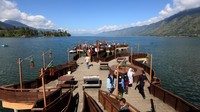 Bangunan dermaga yang berbentuk perahu dan bermotifkan kerawang gayo yang menjulur ke arah danau menjadi destinasi bagi wisatawan untuk berswafoto. 