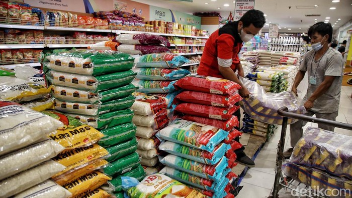 Jelang tahun baru, daya beli masyarakat kian meningkat. Hal itu terbukti dari ramainya sejumlah pusat perbelanjaan di Ibu Kota.
