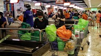 Salah satu caranya adalah mengadakan bazar pasar murah kebutuhan pokok.