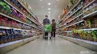 Pengunjung berbelanja di kawasan Supermarket Diamond, Mal Artha Gading, Selasa (28/12). Pantauan di lapangan, pusat perbelanjaan mulai kembali ramai.