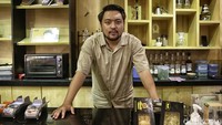 Fikri mengenang masa kecil dan masa remaja bersama sang ayah. Sebagai ayah, Freddy adalah sosok romantis. Bahkan ketika dipenjara, rutin mengirimkan surat cinta. Ada satu surat yang selalu dibawa Fikri ke mana pun. (Foto: Muhammad Ridho)