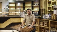 Setelah melangkah dari pintu itu, gue nggak berhenti ngelihat jam. Sampai akhirnya ya alhamdulillah gue sadar, bahwa bokap gue ini dicintai banyak orang, pemakamannya diantar ribuan orang. Di situ, gue merasa lebih tenang, lebih dewasa. Semakin ikhlas lagi ketika gue turun ke liang lahat, mengazankan bokap gue. Itulah momen benar-benar ikhlas banget sama bokap gue.” (Foto: Muhammad Ridho)