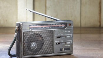 Sekarang mendengarkan radio menggunakan ponsel. Foto: Insider  