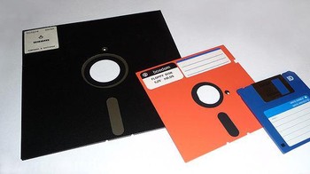 Menyimpan data dulu menggunakan disket. Foto: Insider