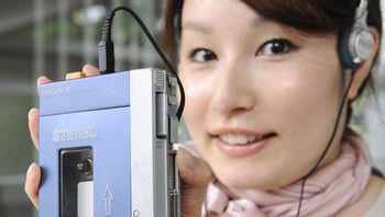 Sebelum era MP3 dan berlanjut dengan streaming, banyak orang menggunakan Walkman untuk mendengarkan musik. Foto: Insider