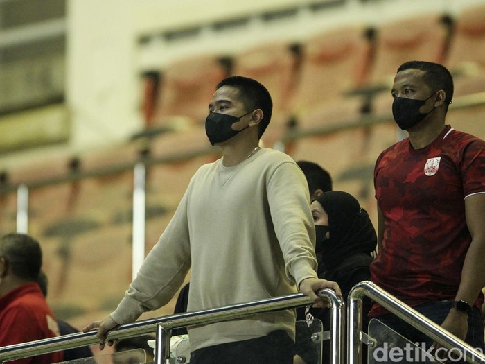 Persis Solo berhasil mengalahkan Dewa United pada semifinal Liga 2 2021 di Stadion Pakansari, Senin (27/12) malam WIB. Pertandingan ini ditonton langsung oleh bos Persis, Kaesang Pangarep.