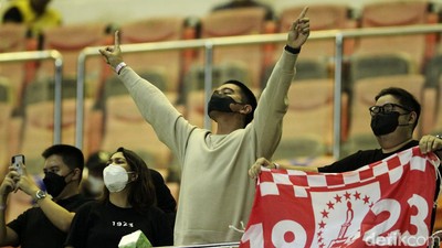 Gaya Kaesang Tonton Semifinal Persis vs Dewa United